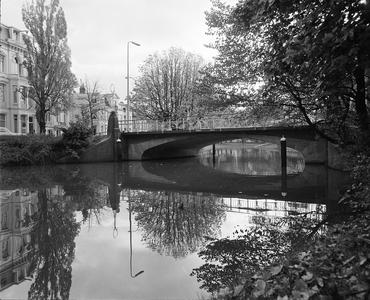 83841 Gezicht op de Herenbrug over de Stadsbuitengracht te Utrecht, uit het noordwesten, met links de Maliesingel.